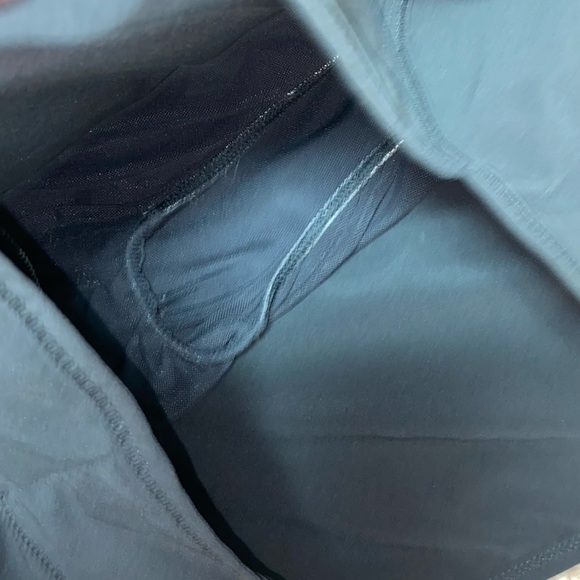 2 for $20 or 5 for $40
UNDER ARMOUR SHORTS - MEDIUM - Picture 4 of 4